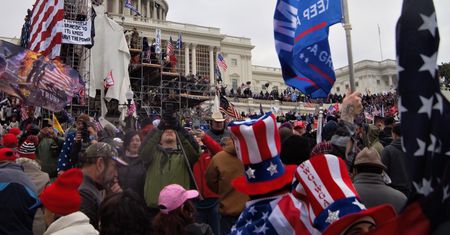 Członkowie Proud Boys uznani za winnych spisku, by zaatakować Kapitol