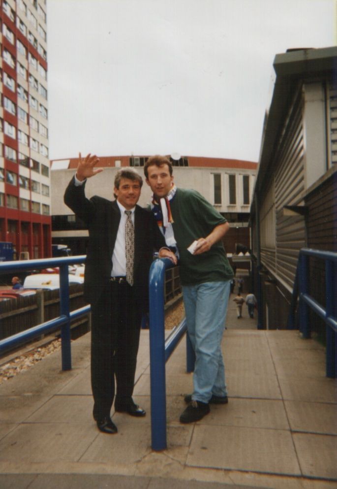 Kevin Keegan (z lewej) z kibicem HSV. Lata 90.