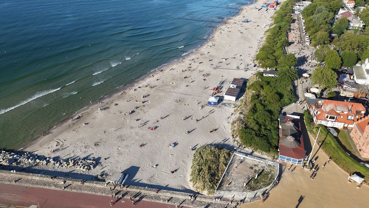 Polskie wybrze?e Andrzej Zbraniecki
Fot. Andrzej Zbraniecki/East News, 01.07.2025. Ustka, woj.pomorskie. Poczatek sezonu wakacyjnego. Ustka z lotu ptaka. N/z: plaza w Ustce.
Andrzej Zbraniecki