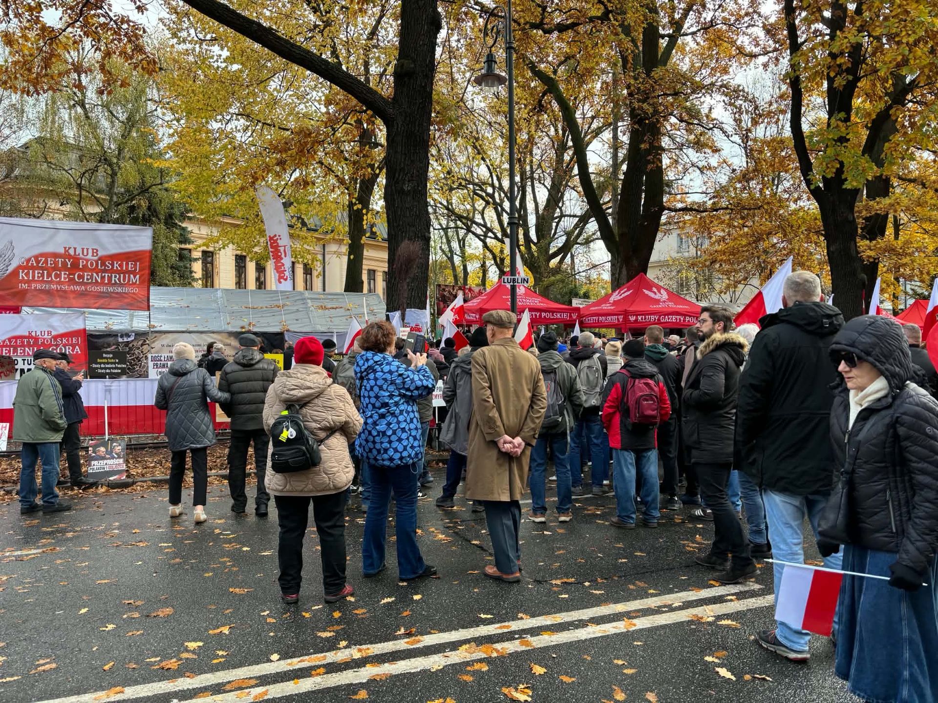 Pod siedzibą TK nadal gromadzą się ludzie