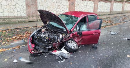 Czołowe zderzenie dwóch pojazdów. Dwie osoby w szpitalu
