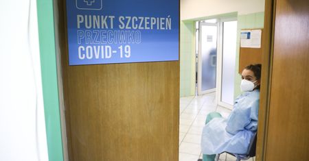Koronawirus. Coraz więcej osób zaszczepionych dwoma dawkami. Podano dane