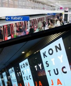 Protest w metrze. Pojawiły się ogromne napisy "konstytucja"