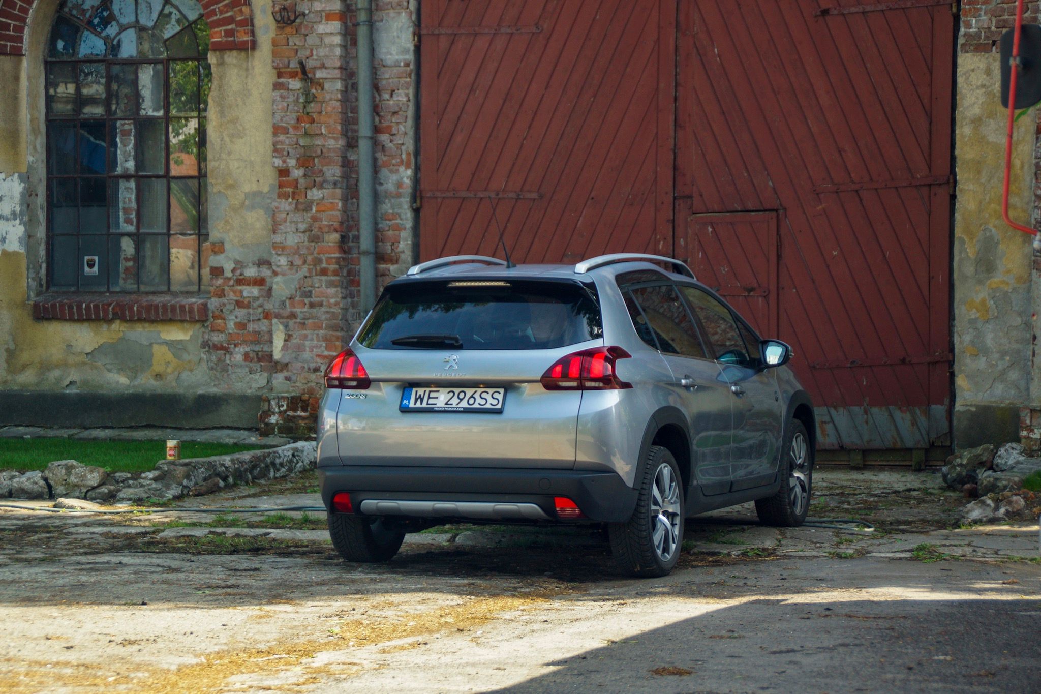 To nie jest krzywe zdjęcie. Górna linia okien w Peugeocie 2008 nie jest prosta.