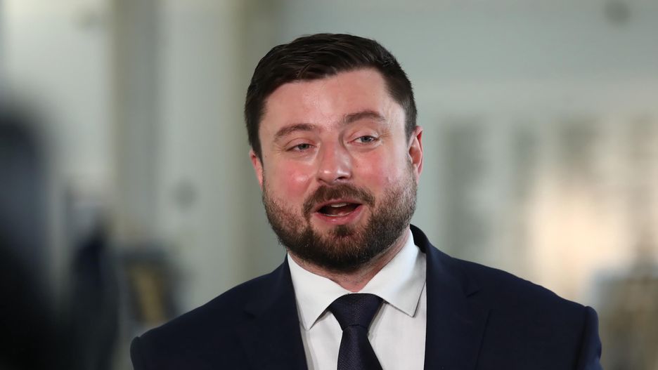 Posłowi Konfederacji Krzysztofowi Tudujowi zabrakło słów na widok izraelskiej flagi przez kancelarią Senatu