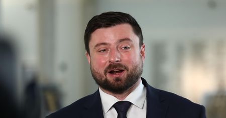 Poseł wrzucił zdjęcie flag przed Senatem. "Brak słów". Ludzie szybko odpowiedzieli