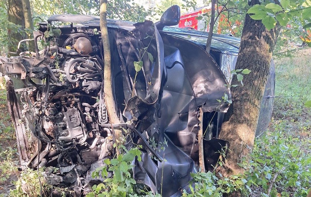 O krok od tragedii. Koło z ciężarówki uderzyło w samochód