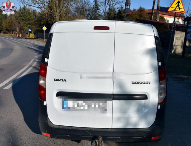 77-latek wbiegł na łuku drogi na jezdnię, został potrącony. Trafił do szpitala (zdjęcia)