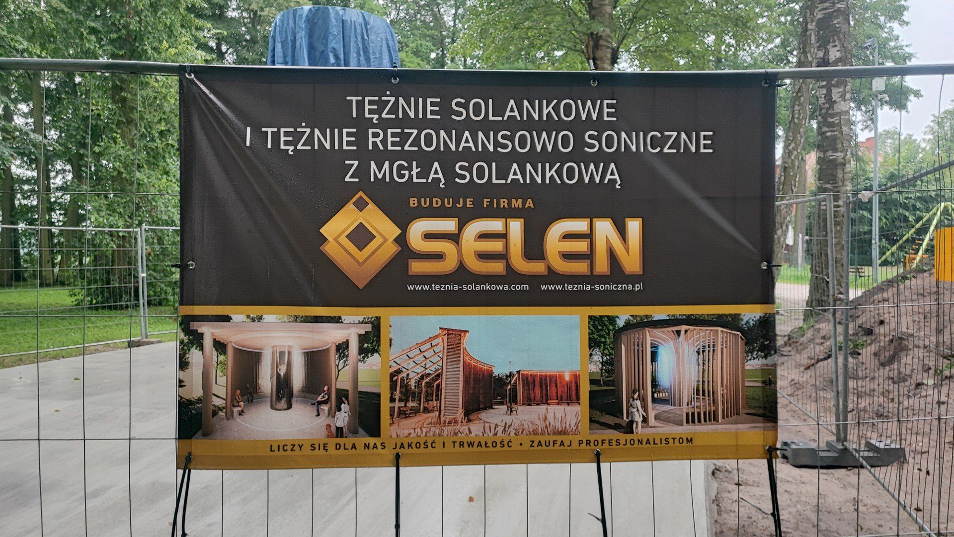 W szczecineckim parku miejskim - naprzeciwko centralnego placu zabaw - powstaje tężnia solankowa