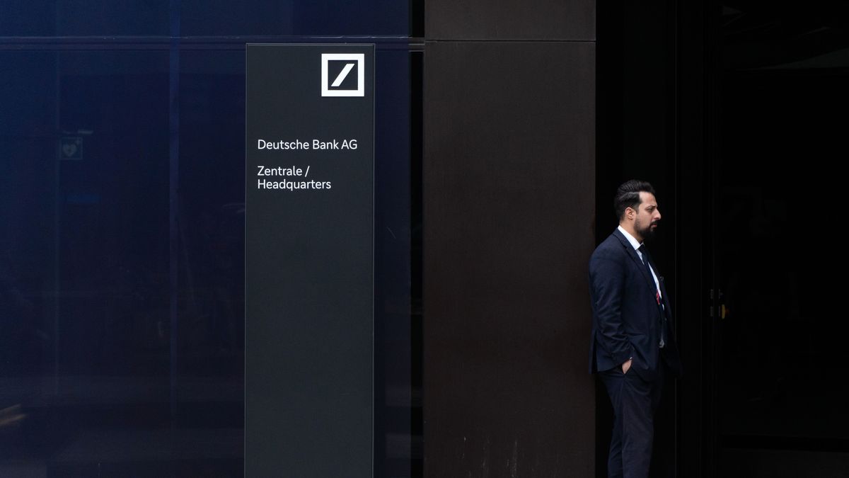 A security guard stands at the entrance of the Deutsche Bank central headquarters in Frankfurt, Germany, 22 July 2026. Germany's largest commercial bank, Deutsche Bank, confirmed that its headquarters were searched during an investigation led by the Duesseldorf Public Prosecutor's Office regarding potentially illegal cum-cum transactions involving Postbank between 2008 and 2010. EPA/MATIAS BASUALDO Dostawca: PAP/EPA.