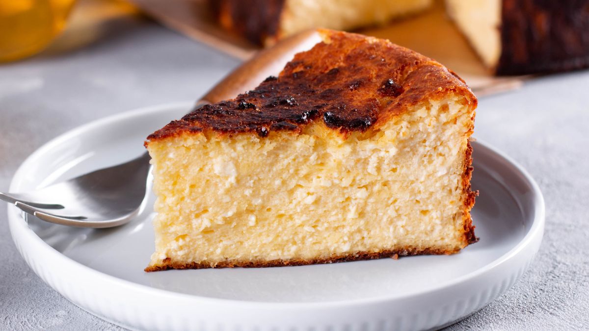 Sernik na Wielkanoc będzie pyszny i puszysty. Wystarczy jeden nietypowy dodatek