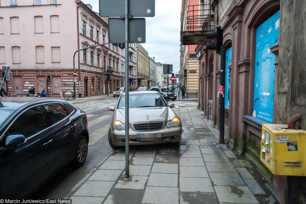 Chcą zakazać parkowania aut na chodnikach. Posłowie są przychylni