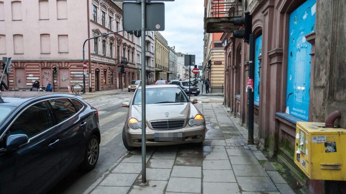 Parkowanie na chodniku tylko pod warunkiem, że częściowo na ulicy. Taki postulat trafił do Komisji Sejmowej.