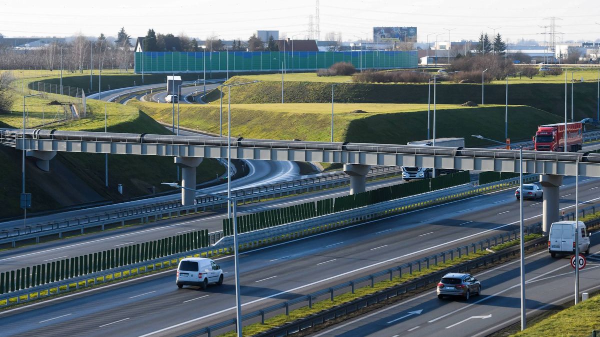otwarcie trzeciego pasa obwodnicy Poznania
Pozna�, 20.12.2019. Fragment Autostrady A2 - obwodnica Poznania, na kt�rej odcinku od w�z�a Pozna� Zach�d do w�z�a Krzesiny 20 bm. oddano do u�ytku trzeci pas. (olm) PAP/Jakub Kaczmarczyk

Jakub Kaczmarczyk
A2, autostrada, droga drogi, ilustracja ilustracje, infrastruktura, obwodnica Poznania, samoch�d samochody, szybkiego ruchu, transport, trasa, trzeci pas