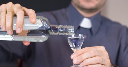 Miał odprawić mszę dla dzieci, został zgwałcony przez innego księdza