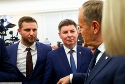 Spięcie na konferencji. Tusk nie odpuścił. "Proszę odstąpić od mikrofonu"