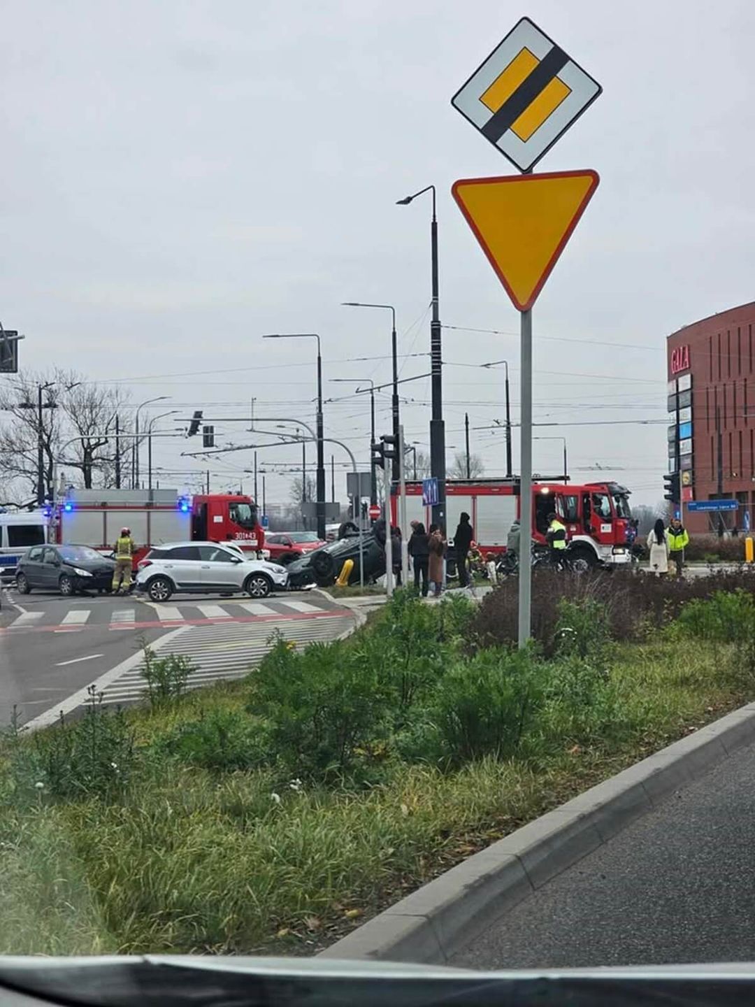 Zderzenie i dachowanie na rondzie przy Gali