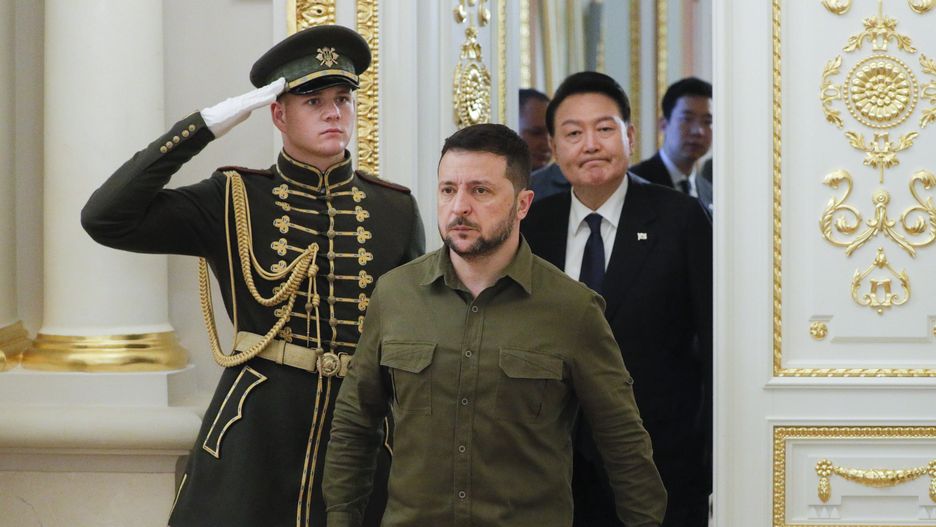 Ukrainian President Volodymyr Zelensky (C) and his South Korean counterpart Yoon Suk Yeol (R) attend their joint briefing following their meeting in Kyiv, Ukraine, 15 July 2023 amid the Russian invasion. Yoon and first lady Kim Keon Hee arrived in Ukraine on 15 July on an unannounced visit following a three-day official visit to Poland, according to his office. EPA/SERGEY DOLZHENKO Dostawca: PAP/EPA.
