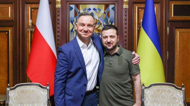 Andrzej Duda, Wo�odymyr Ze�enskiKij�w, Ukraina, 22.05.2022. Prezydent RP Andrzej Duda (L) i prezydent Ukrainy Wo�odymyr Ze�enski (P) podczas spotkania w Kijowie, 22 bm. Prezydent Andrzej Duda jest z wizyt� na Ukrainie. W Radzie Najwy�szej w Kijowie wyg�osi� or�dzie jako pierwsza g�owa obcego pa�stwa od wybuchu wojny. Trwa inwazja Rosji na Ukrain�. (mr) PAP/Jakub Szymczuk/KPRP  HANDOUT EDITORIAL USE ONLY NO SALESJakub Szymczuk/KPRPandrzeja dudy, kijowie, prezydent rp, spotkanie, ukraina, ukrainie, wizyta