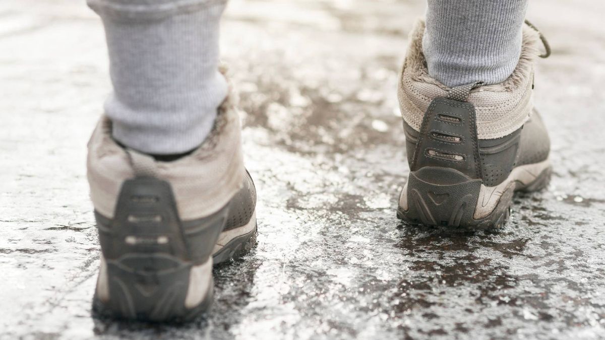 Rozsyp na chodniku. To alternatywa dla soli (zdj. ilustracyjne)