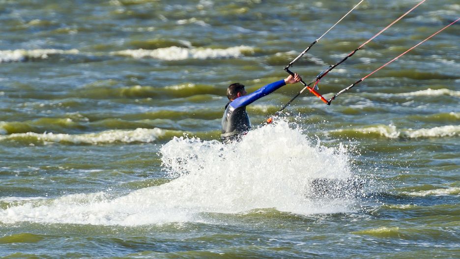Jastarnia: tragedia na plaży. Kitesurfer upadł z dużej wysokości