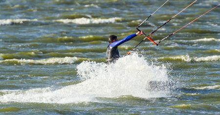 Jastarnia: tragedia na plaży. Kitesurfer upadł z dużej wysokości