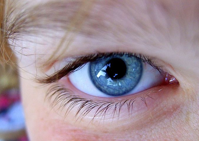 Oparzenie oka - rodzaje, objawy, pierwsza pomoc