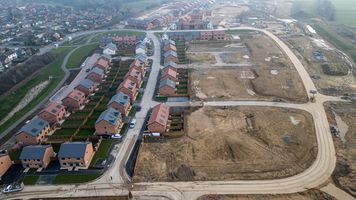 Gminy toną w "wuzetkach". Lawina wniosków o warunki zabudowy po sierpniowym szczycie