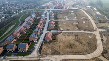 Gminy toną w "wuzetkach". Lawina wniosków o warunki zabudowy po sierpniowym szczycie