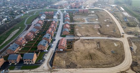 Gminy toną w "wuzetkach". Lawina wniosków o warunki zabudowy po sierpniowym szczycie