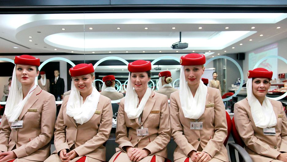 Emirates zatrudni 3 tys. stewardes i stewardów