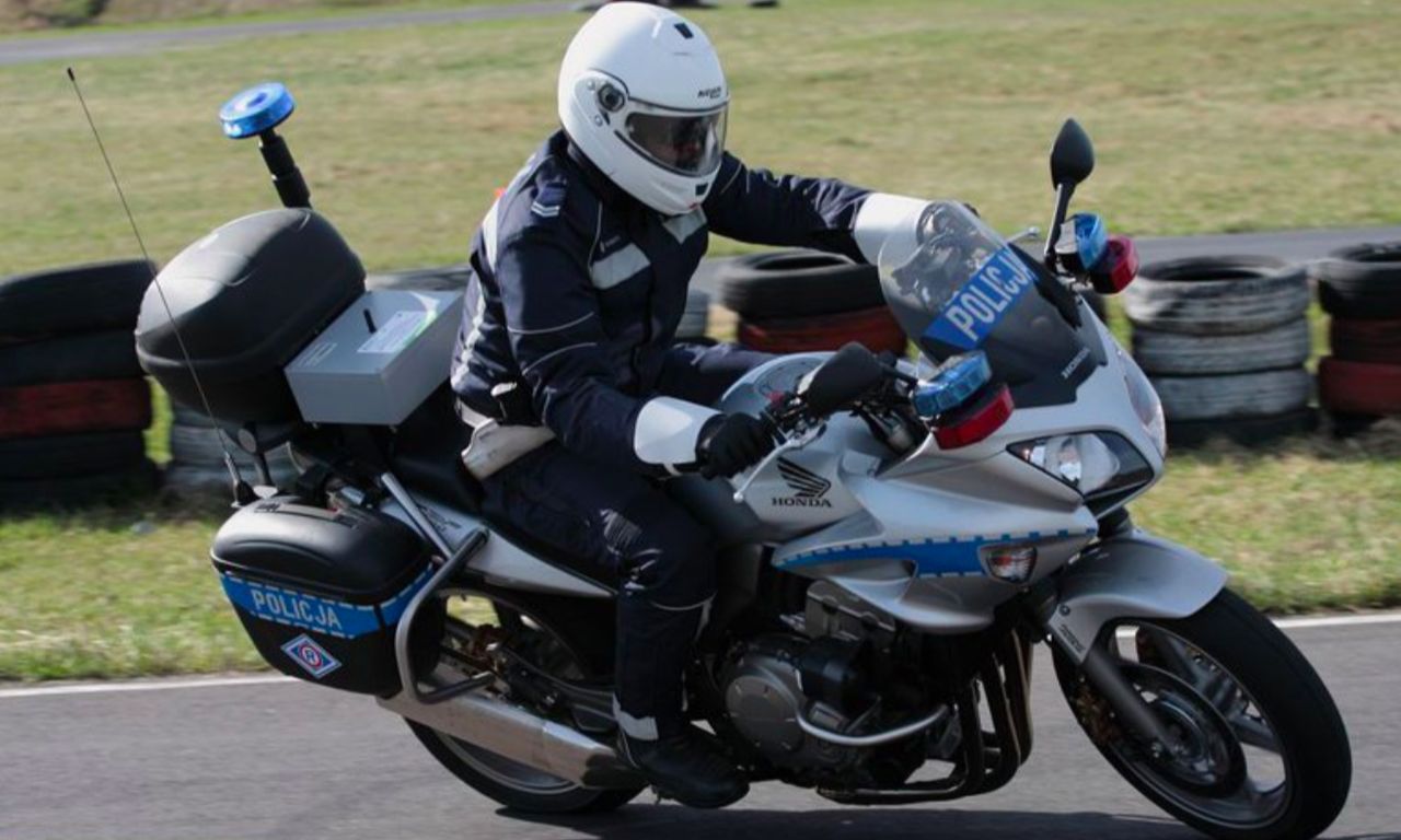 Warszawa. Pościg za motocyklistą. Policjant ranny