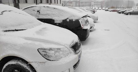 Rozgrzewanie silnika na postoju – temat, który zimą grzeje kierowców