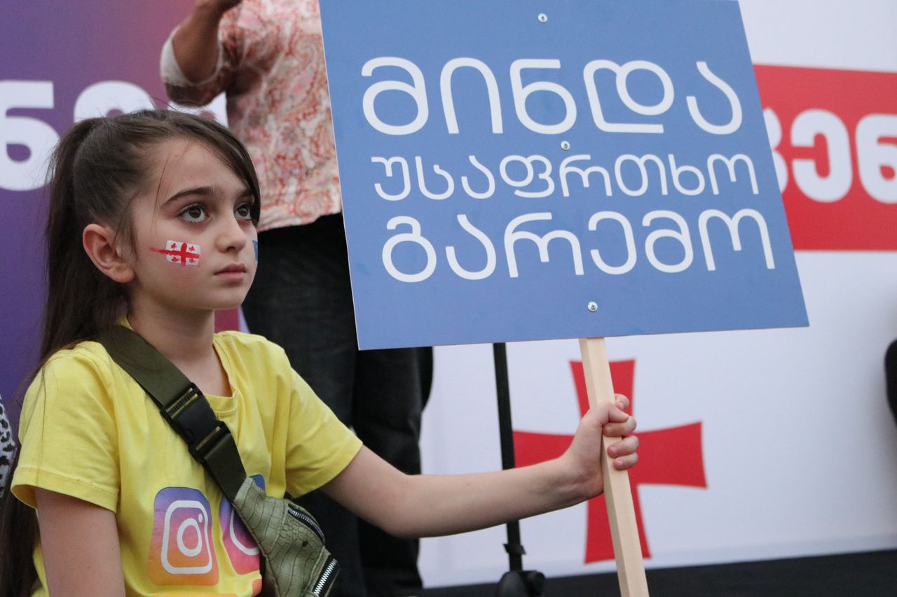 W demonstracjach w Tbilisi i w Batumi uczestniczyły tysiące Gruzinów. Są rozgoryczeni, że Unia Europejska postawiła kilka warunków, które trzeba spełnić, by państwo mogło zyskać status kandydata 