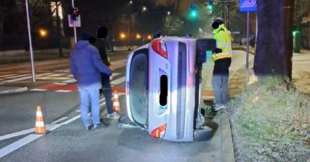 Stracił panowanie nad peugeotem podczas zmiany pasa ruchu. Uderzył w drzewo, po czym przewrócił się na bok