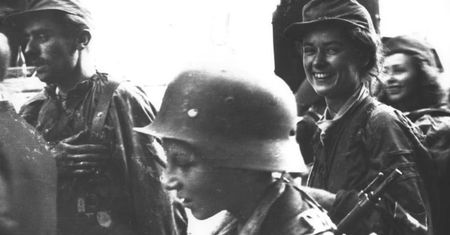 Historia zdjęcia sprzed lat. Kim jest uśmiechnięta kobieta?