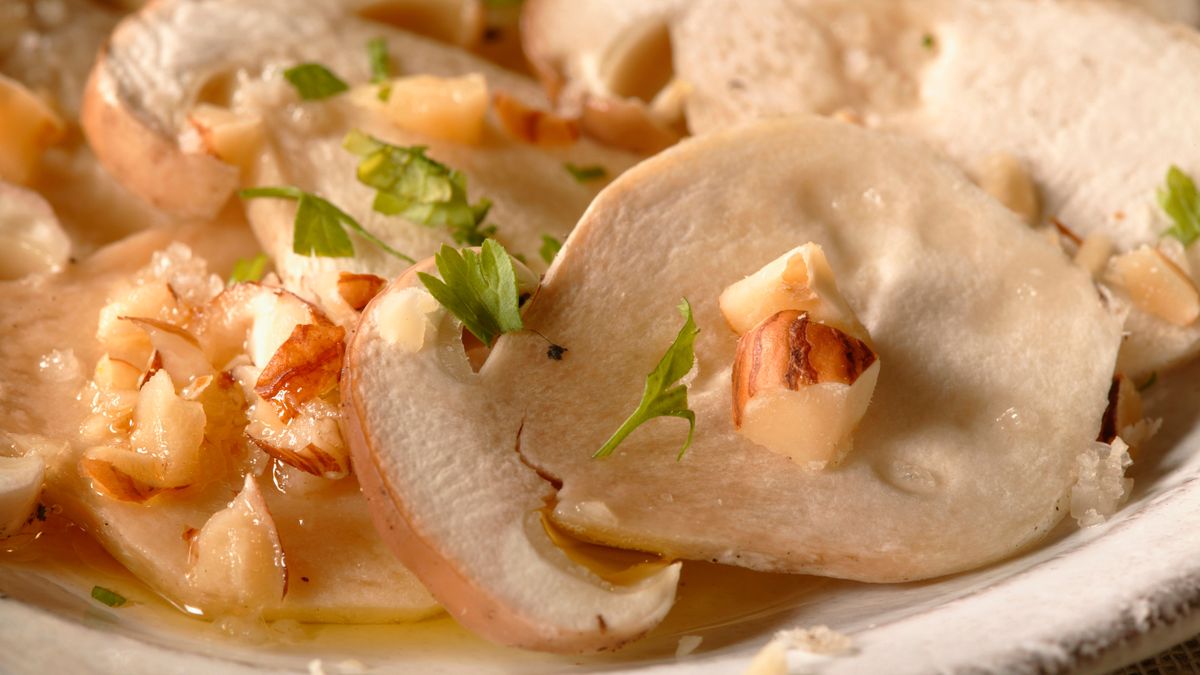 Carpaccio z borowików przygotuj na romantyczną kolację