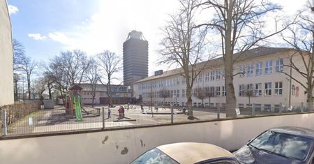 8-latek bawił się obok szkoły. Nagle dokonał szokującego odkrycia