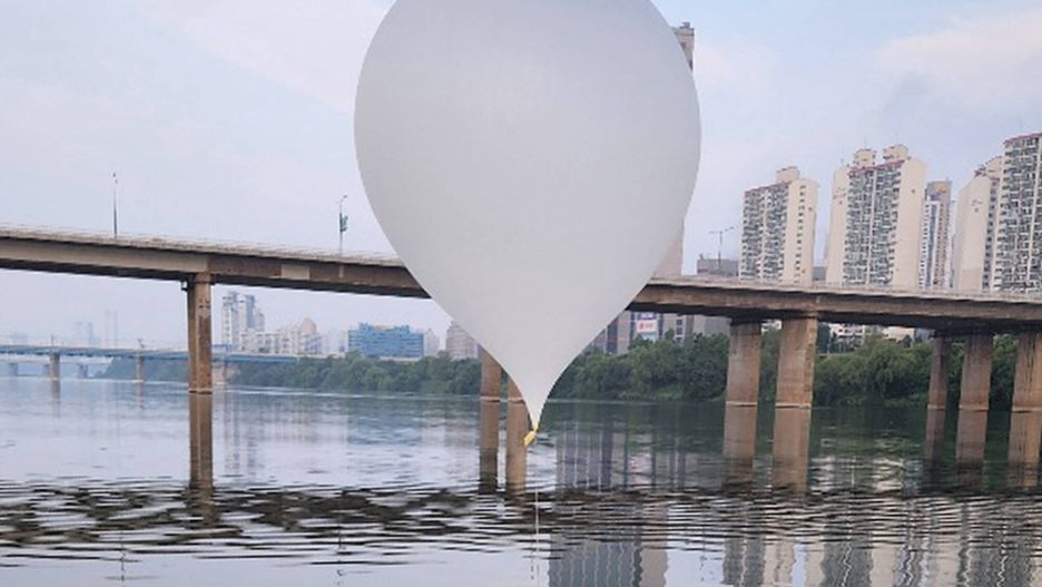 Ballons presumably from North Korea found in Han River
epa11398861 A handout photo made available by South Korean Joint Chiefs of Staff shows a balloon carrying garbage, presumably sent by North Korea, floating on the Han River in Seoul, South Korea, 09 June 2024.  EPA/ROK JCS / HANDOUT SOUTH KOREA OUT HANDOUT EDITORIAL USE ONLY/NO SALES HANDOUT EDITORIAL USE ONLY/NO SALES 
Dostawca: PAP/EPA.
ROK JCS / HANDOUT
