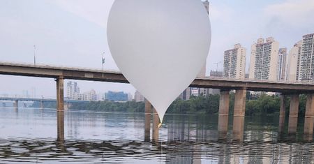 Setki balonów ze śmieciami poleciało na Seul. Wiadomo, czemu to robią