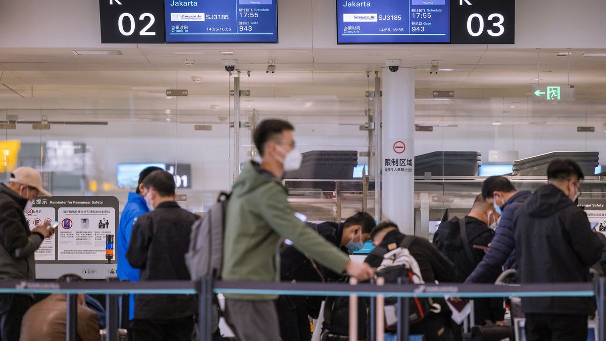 China's Cross-border Travel Booms
HANGZHOU, CHINA - FEBRUARY 08: Travelers of an outbound tour group to Bali in Indonesia check in at Hangzhou Xiaoshan International airport on February 8, 2023 in Hangzhou, Zhejiang Province of China. Cross-border travel has picked up significantly since China resumed outbound group tours on February 6 after 3 years of coronavirus curbs. (Photo by Long Wei/VCG via Getty Images)
VCG
china, hangzhou international airport, tour group, cross-border, exit and entry