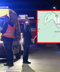 Lesko. Autokar wpadł w poślizg i zawisł nad rowem