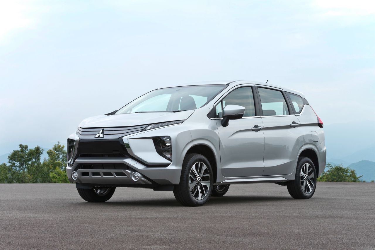 Ze względu na pasującą do całej gamy modeli stylistykę, Mitsubishi Xpander mógłby zadebiutować u nas nawet dziś. Problem w tym, że wątpię, iż ktoś byłby nim zainteresowany. Jest ciekawym połączeniem 7-miejscowego minivana i SUV-a, ale na tym kończy się atrakcyjność tego modelu. Jest tak specyficzny, że nie oferuje się go nawet w Japonii. Xpander został zaprojektowany w Indonezji i tam jest sprzedawany, a także w krajach takich jak Birma, Tajlandia, Filipiny, Bangladesz, Brunei i Nowa Kaledonia. Na rok 2019 przygotowano mały lifting i odmianę cross z nieco ładniejszym wnętrzem, które u nas i tak zostałoby uznane za przestarzałe.