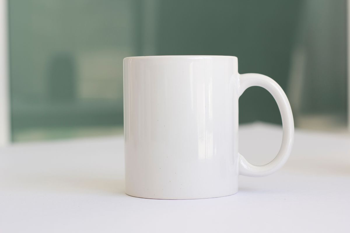 Ceramic mug hacks: Sharpen your kitchen knives instantly