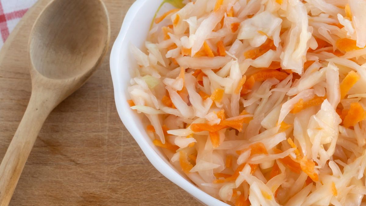 Tak przygotujesz idealną surówkę z kiszonej kapusty