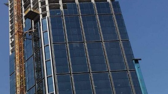 Warszawa. Mężczyzna bez pozwolenia i zabezpieczenia wszedł na żurawia o wysokości 260 metrów