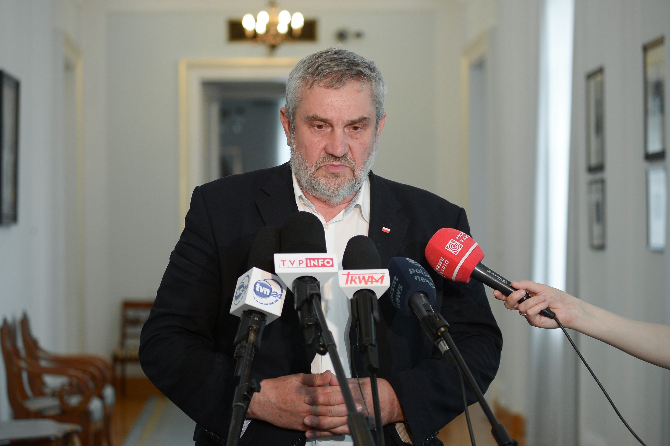 Jan Krzysztof Ardanowski
Warszawa, 19.06.2024. Przewodnicz�cy dzia�aj�cej przy prezydencie RP Rady ds. Rolnictwa i Obszar�w Wiejskich Jan Krzysztof Ardanowski podczas briefingu prasowego po posiedzeniu rady, 19 bm. w Belwederze w Warszawie. (amb) PAP/Marcin Obara
Marcin Obara
briefing, briefing prasowy, konferencja prasowa, Pa�ac Prezydencki, po posiedzeniu rady, polityk, polityka, posiedzenie rady, prasowy, Rada ds. Rolnictwa i Obszar�w Wiejskich, rolnictwo
