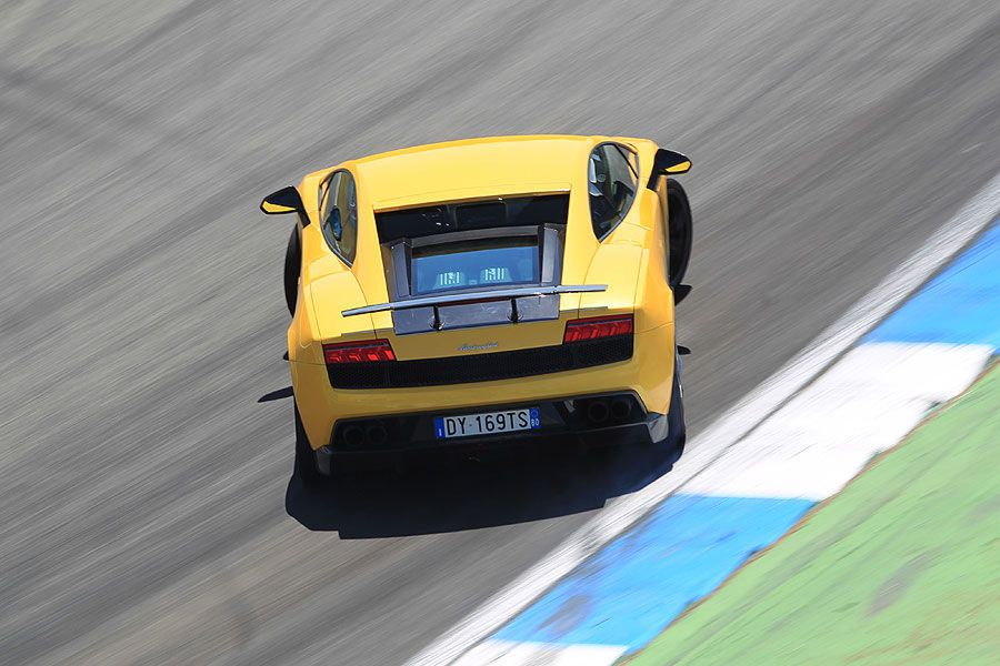 Lamborghini Gallardo LP 570-4 Superleggera (źródło: Auto Motor und Sport)