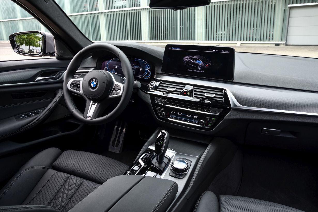 Mimo mnóstwa nowych funkcji, BMW nie rezygnuje ze "starodawnych" przycisków