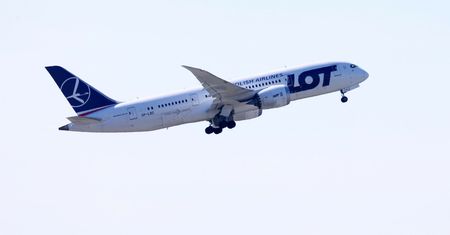 Oficjalnie: LOT zawiesza rejsy nad Iranem